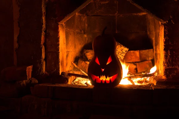 Cadılar Bayramı korkutucu Kabak şömine ateş içinde izole, veya — Stok fotoğraf