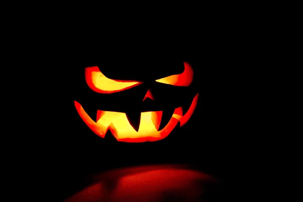 Très effrayant Halloween citrouille isolé sur fond noir avec i — Photo