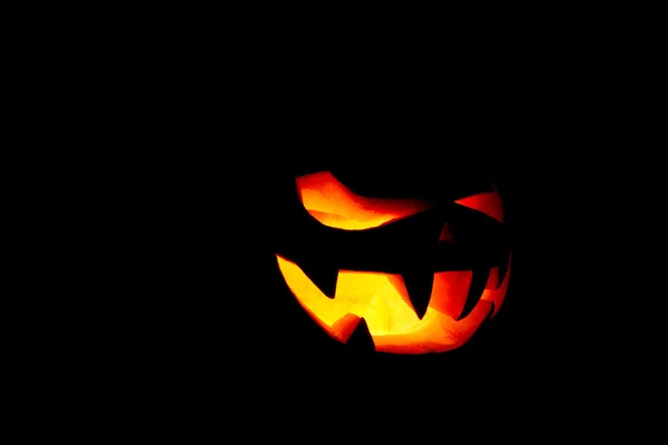 Mycket skrämmande Halloween pumpa isolerad på svart bakgrund med jag — Stockfoto