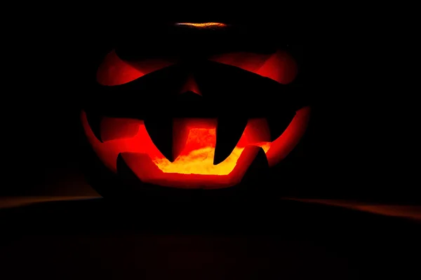 Molto spaventoso zucca di Halloween isolato su sfondo nero con i — Foto Stock