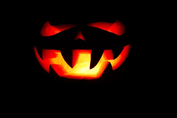 Mycket skrämmande Halloween pumpa isolerad på svart bakgrund med jag — Stockfoto