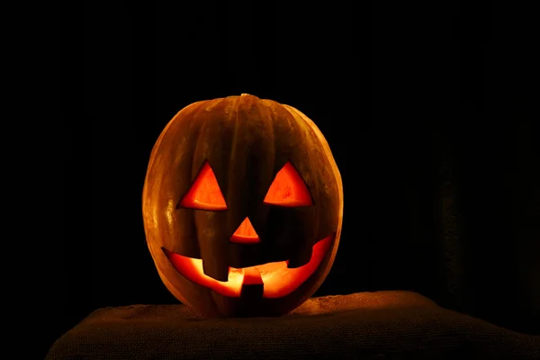 Vicces Halloween tök elszigetelt egy fekete háttér fény a — Stock Fotó