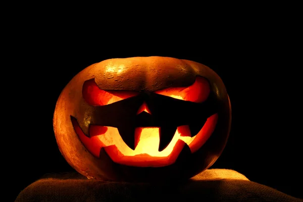 Mycket skrämmande Halloween pumpa isolerad på svart bakgrund med jag — Stockfoto