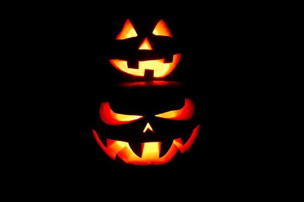 Nagyon ijesztő Halloween tök mellett, egy tök jó elszigetelt bla — Stock Fotó