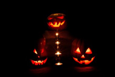 Üç Halloween pumpkins, bir sunak üzerinde ve iki memur olarak bir