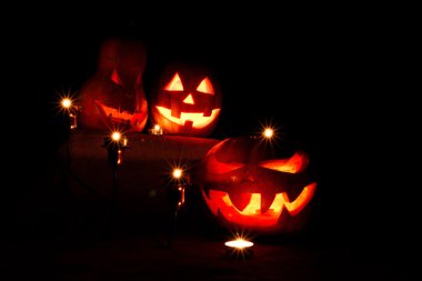 Üç Halloween pumpkins, bir sunak üzerinde ve iki memur olarak bir