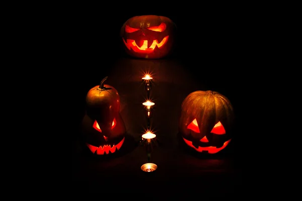 Halloween três abóboras, uma no altar e duas como servos um — Fotografia de Stock