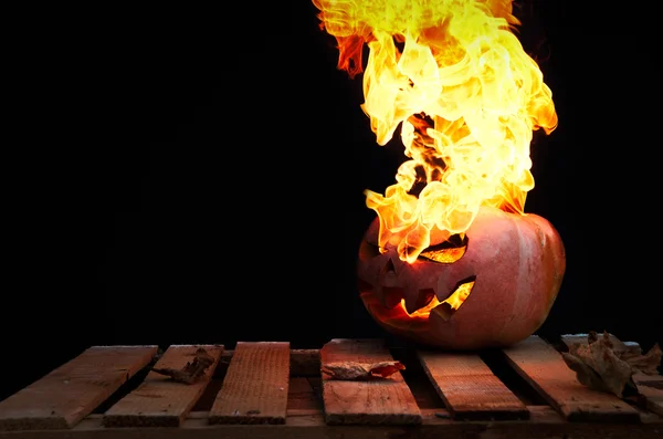 Halloween pumpa i styrelserna med en svart bakgrund med ett p — Stockfoto