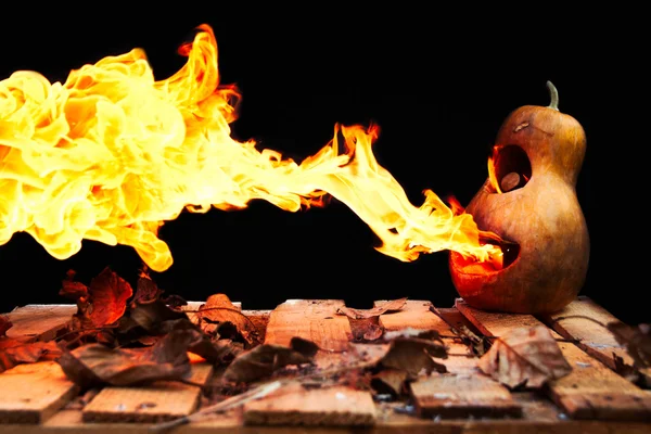 Halloween abóbora minion vomitando chamas de fogo em um backg preto — Fotografia de Stock