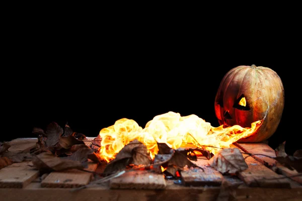 Halloween pumpa spyr eldslågor på svart bakgrund — Stockfoto