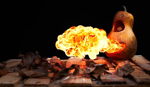 Halloween dýně minion chrlí plameny ohně na černém pozadí — Stock fotografie