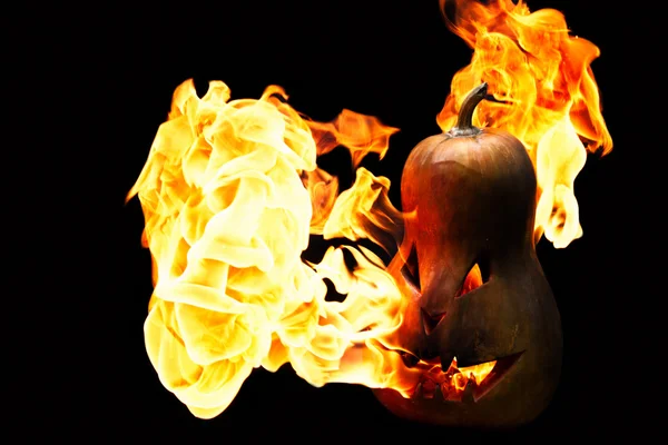Assustador Halloween abóbora está vomitando chama de fogo isolado no preto — Fotografia de Stock