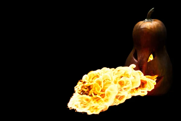 Scary Halloween dynia jest wypływa ogień płomień na czarnym tle — Zdjęcie stockowe