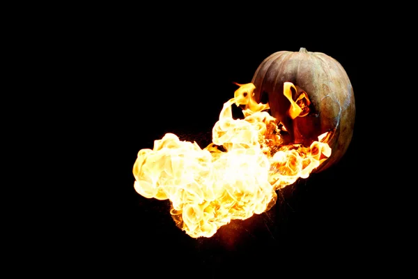 Halloween-Kürbis in Flammen isoliert auf schwarzem Hintergrund — Stockfoto