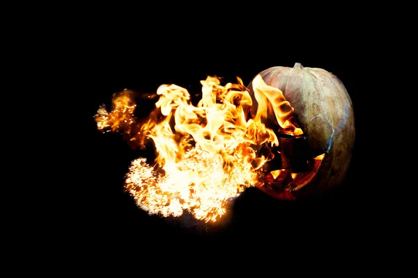 Calabaza de Halloween en el fuego aislado sobre un fondo negro —  Fotos de Stock