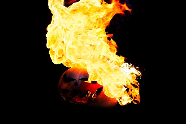 Halloween-Kürbis in Flammen isoliert auf schwarzem Hintergrund — Stockfoto