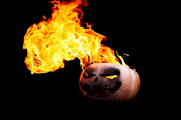 Citrouille d'Halloween en feu isolé sur un fond noir — Photo