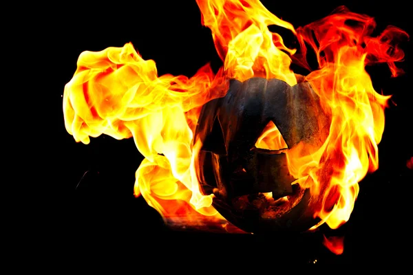 Halloween-Kürbis in Flammen isoliert auf schwarzem Hintergrund — Stockfoto