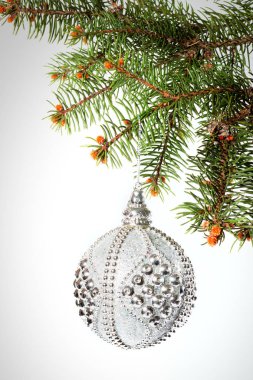 Yeni yıl. Noel. Güzel yuvarlak gümüş Noel oyuncak Hangin