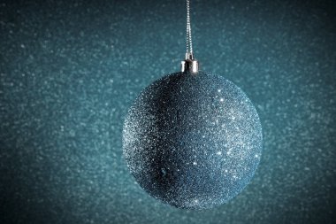 Yeni yıl. Noel. Parlak bir yuvarlak gümüş Noel oyuncaklar 