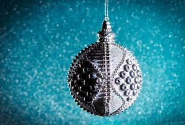 Yeni yıl. Noel. Parlak bir yuvarlak gümüş Noel oyuncaklar 