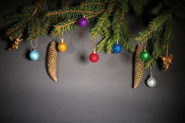 Año Nuevo. Navidad. Juguetes, ramas de árbol de Navidad, conos, con — Foto de Stock