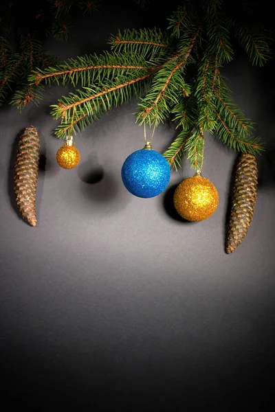 Año Nuevo. Navidad. Juguetes, ramas de árbol de Navidad, conos, con — Foto de Stock