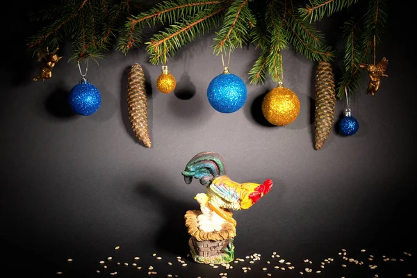 Año Nuevo. Navidad. Juguetes, ramas de árbol de Navidad, conos, con — Foto de Stock