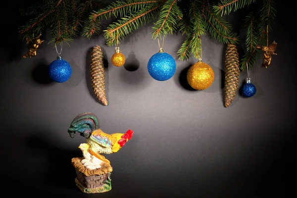 Το νέο έτος. Χριστούγεννα. Αντρες, χριστουγεννιάτικο δέντρο κλαδιά, κώνους, με — Φωτογραφία Αρχείου