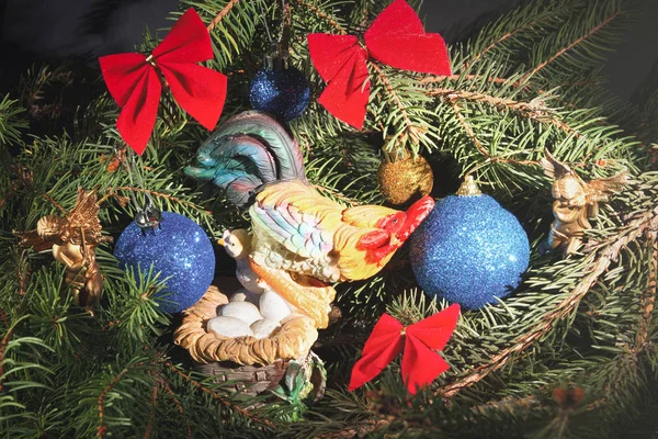 Año Nuevo. Navidad. Juguetes, ramas de árbol de Navidad, conos, con — Foto de Stock