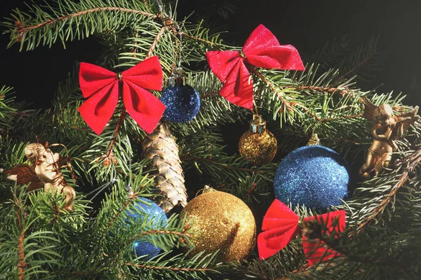 Año Nuevo. Navidad. Juguetes, ramas de árbol de Navidad, conos, con — Foto de Stock