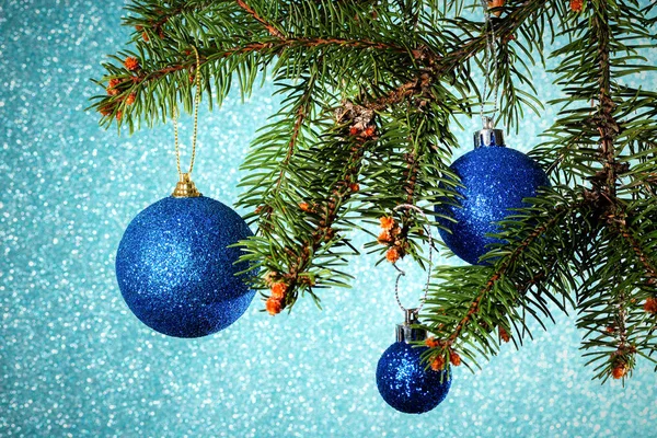 Új év. Karácsonyi. Három kerek kék karácsonyi játék lóg a t — Stock Fotó