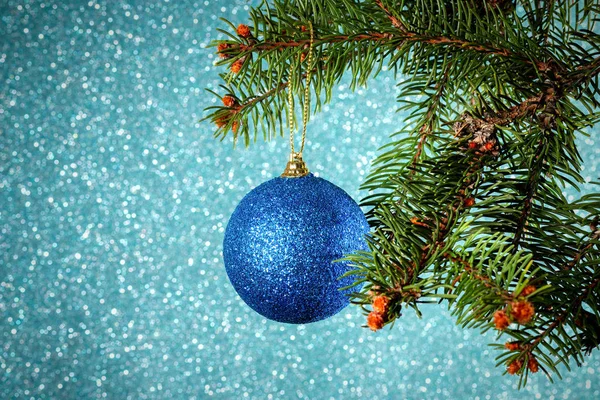 Año Nuevo. Navidad. Juguete redondo azul de Navidad colgando del sujetador — Foto de Stock