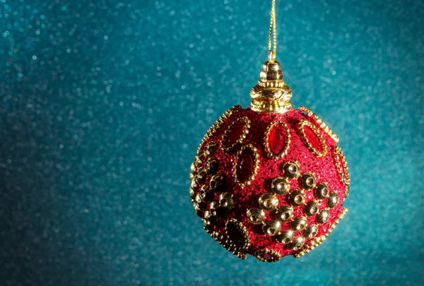 Año Nuevo. Navidad. Ronda de juguetes rojos de Navidad en un bac brillante — Foto de Stock