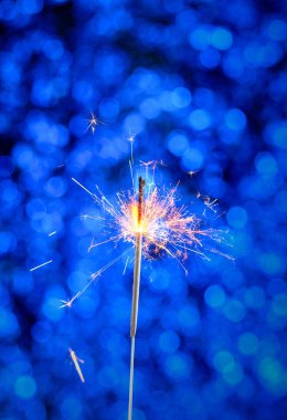 Bir maytap mavi ba üzerinde Noel ve yeni yıl dekorasyon kartıyla