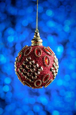 Noel ve yeni yıl dekorasyon arka plan: Noel kırmızı oyuncak o