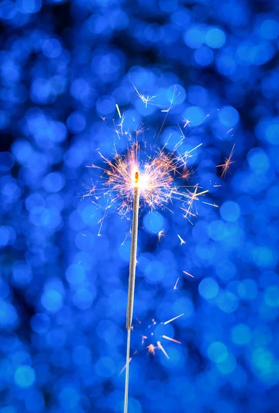 Boże Narodzenie czy nowy rok ozdoba kartą zimne ognie na ba niebieski — Zdjęcie stockowe