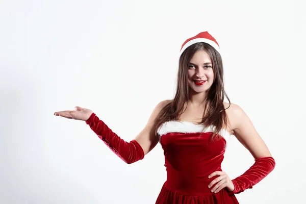 Σέξι κορίτσι santa Χριστούγεννα κρατώντας κενό χώρο, απομονώνονται σε λευκό φόντο — Φωτογραφία Αρχείου