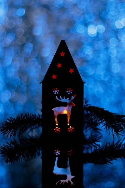 Composición navideña o postal a un nuevo año, una lámpara con una c — Foto de Stock