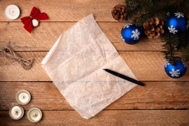 Noel arka plan bir kalem ile parşömen levha ile saat, 