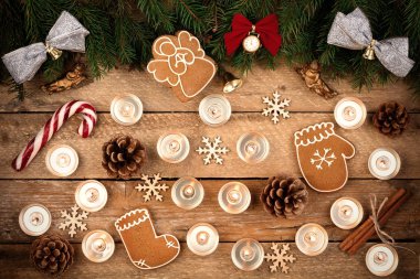 Noel arka plan ile çam dalları, mum, koniler, gingerbr