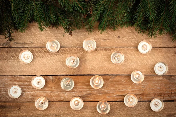 Fondo de Navidad con ramas de abeto, velas, en la madera vieja — Foto de Stock