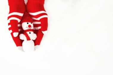 Noel kartı, eldiven üzerinde izole bir kardan adam holding eller üzerinde bir 