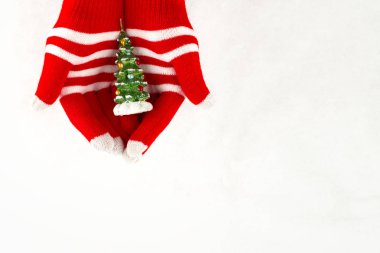Noel kartı, yılbaşı ağacı izole holding eller eldiven 
