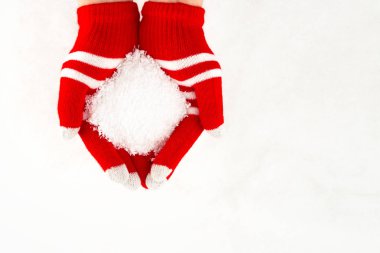 Noel kartı, beyaz izole kar holding eller eldiven