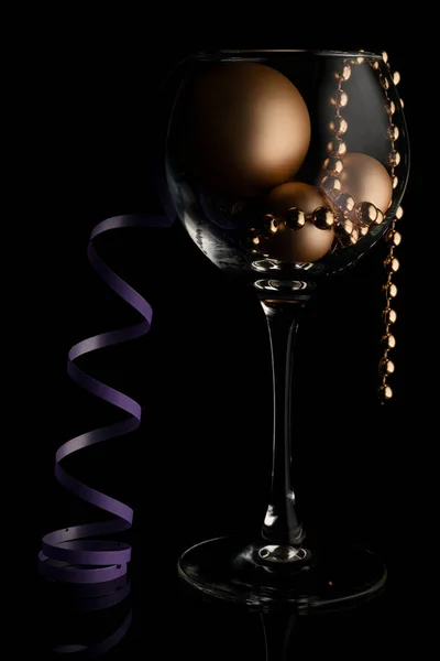 Noel kartı, bardağı oyuncaklar ve şerit üzerinde siyah backgrou