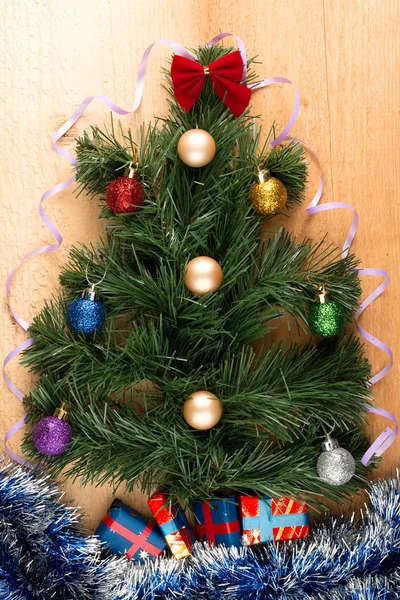 Navidad, árbol de Navidad con ramas, pelotas juguetes, regalos bajo — Foto de Stock