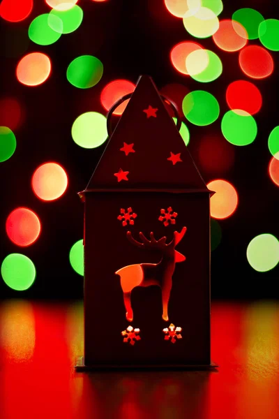Kartki świąteczne: świeca lampy z jelenia na tle bokeh — Zdjęcie stockowe