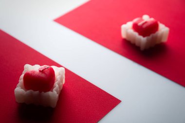 Kalpler kırmızı zikzak kırmızı beyaz, yazmanız için bir alan metin üzerinde mumlar