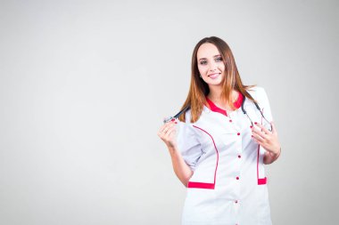 Gülümseyen kadın doktor laboratuvar mont ve stetoskop Isola ile poz